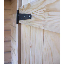 Rakoseinäinen tilava piharakennus. Se sopii erinomaisesti varastoksi, puiden säilytykseen tai moottorikelkalle.