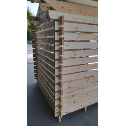 Kompakti ja edullinen Lillevilla Tahko -puuliiteri sopii pienellekin pihalle. 4 m² harvahirsirakennus, 34 mm hirret, liukuovi ja