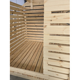 Kompakti ja edullinen Lillevilla Tahko -puuliiteri sopii pienellekin pihalle. 4 m² harvahirsirakennus, 34 mm hirret, liukuovi ja