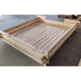 Kompakti ja edullinen Lillevilla Tahko -puuliiteri sopii pienellekin pihalle. 4 m² harvahirsirakennus, 34 mm hirret, liukuovi ja