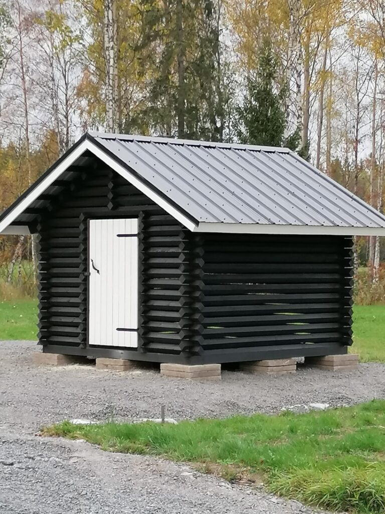 3 X 3m PUULIITERIN VALMISPAKETTI PELTIKATOLLA