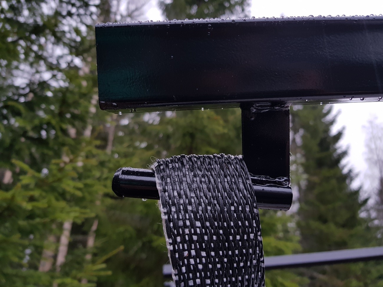 SÄÄDETTÄVÄ SÄKKITELINE KOUKUILLA