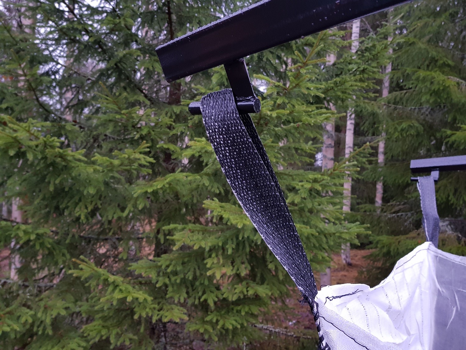 SÄÄDETTÄVÄ SÄKKITELINE KOUKUILLA