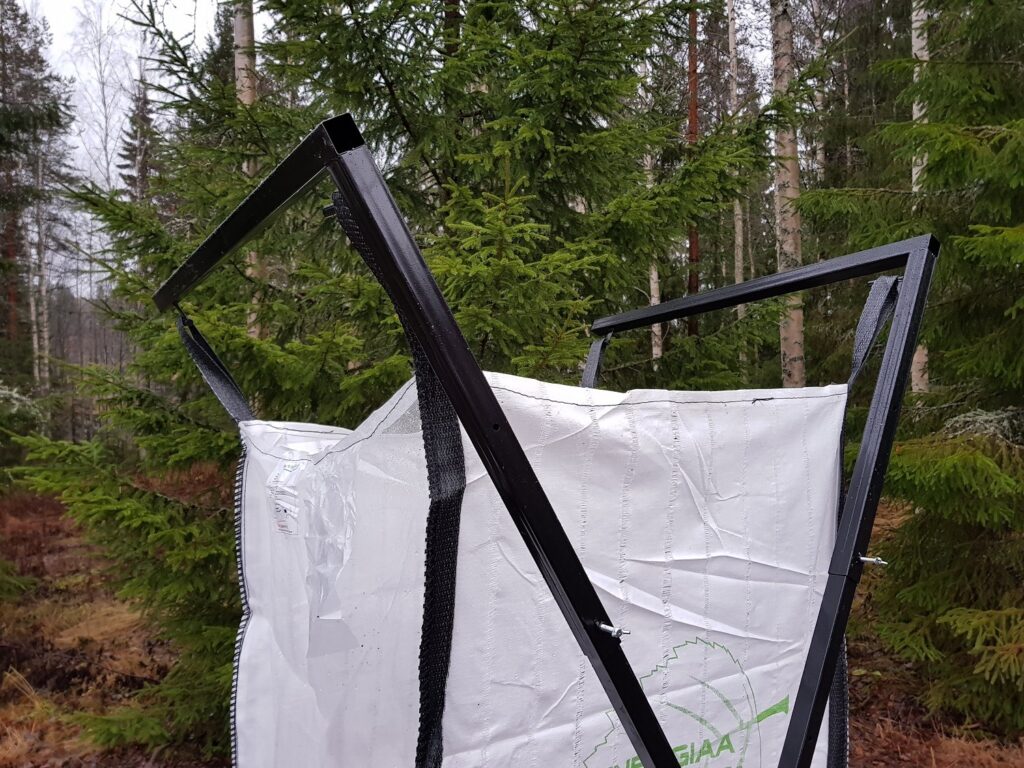 SÄÄDETTÄVÄ SÄKKITELINE KOUKUILLA