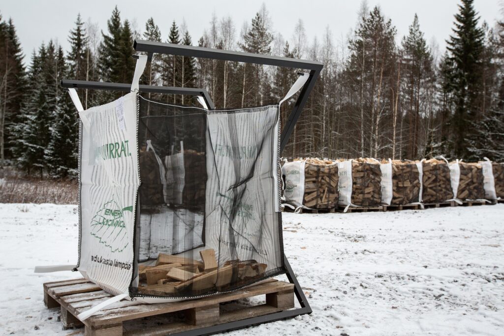 SÄÄDETTÄVÄ SÄKKITELINE KOUKUILLA