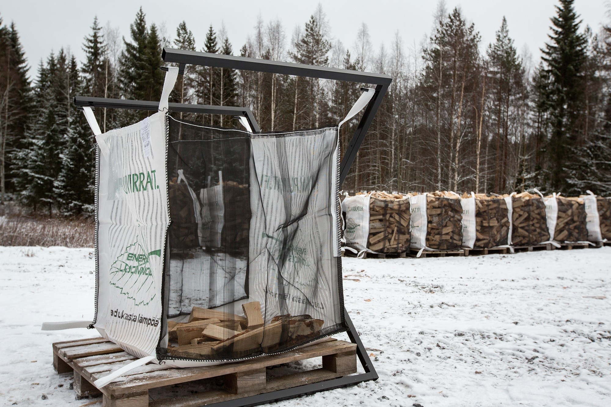 SÄÄDETTÄVÄ SÄKKITELINE KOUKUILLA