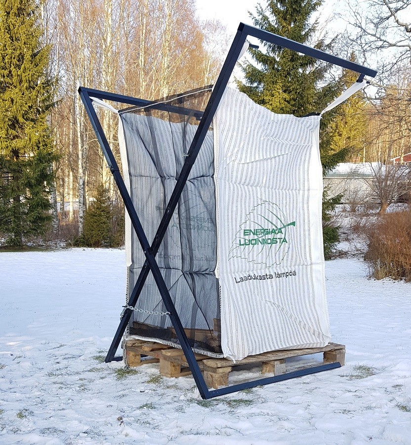 SÄÄDETTÄVÄ SÄKKITELINE KOUKUILLA