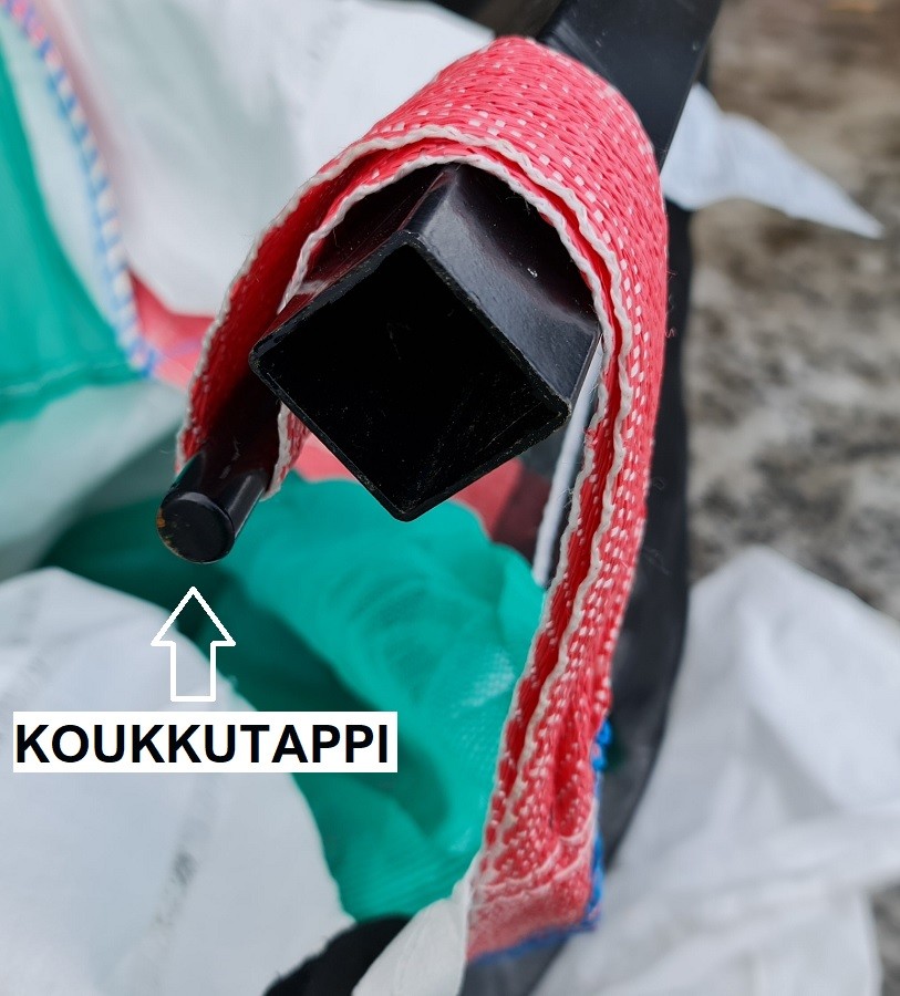 SÄÄDETTÄVÄ SÄKKITELINE KOUKUILLA