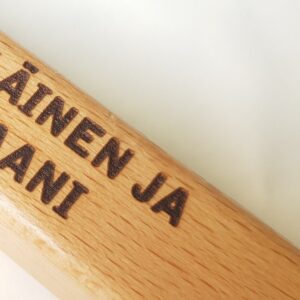 MAKKARATIKKU OMALLA PAINATUKSELLA