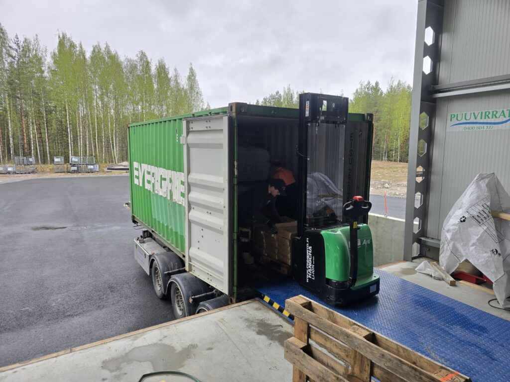 Näyttelyalueen mainoksen pystyttämistä