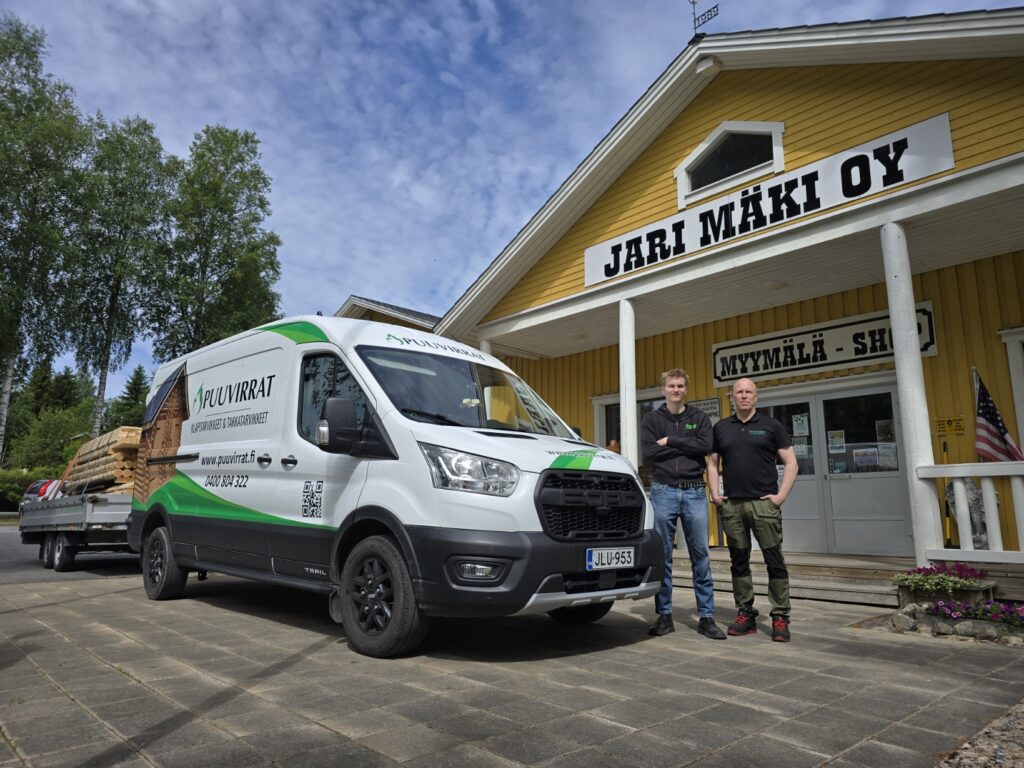 Näyttelyalueen mainoksen pystyttämistä